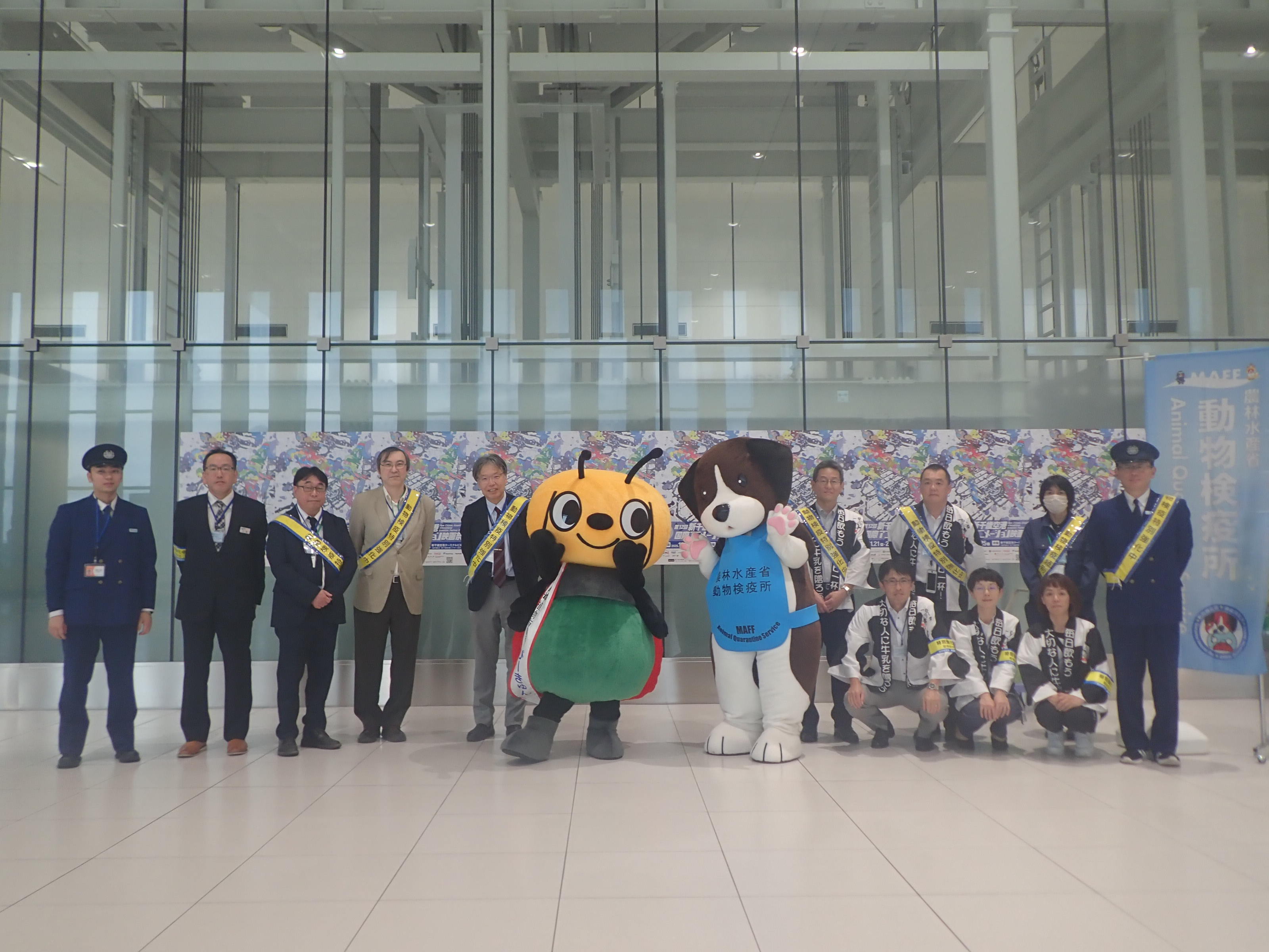 新千歳空港で国慶節キャンペーンに参加された職員の集合写真