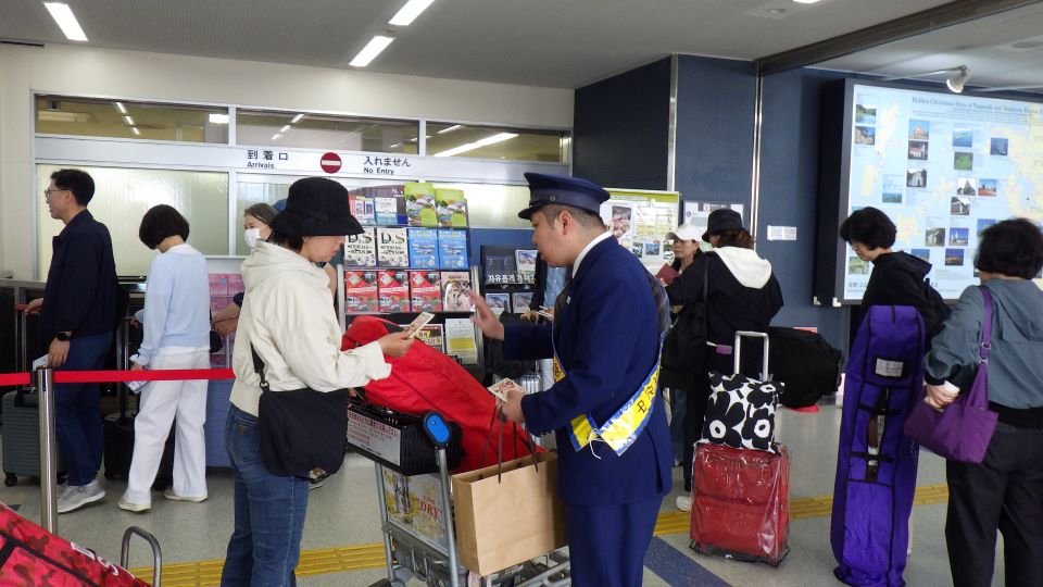 家畜防疫官が出国者に広報用のテッシュを配布