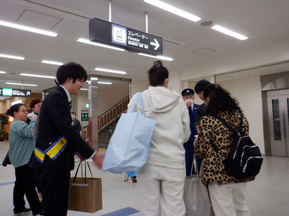 広報用テッシュの配布家畜防疫官と旅行者