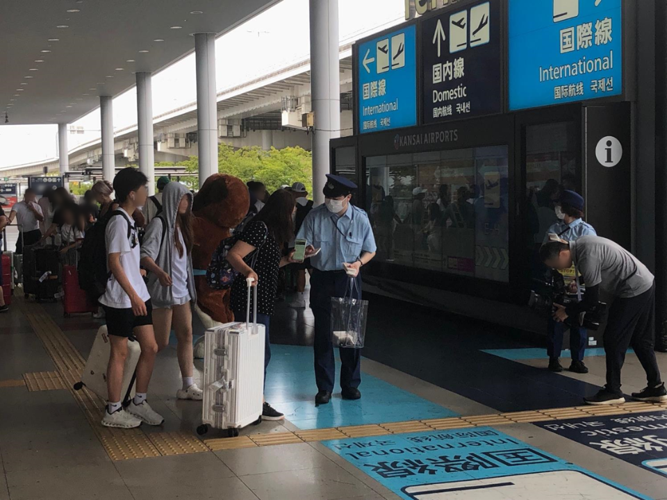 2025関空_夏休み広報キャンペーン_テッシュ配り