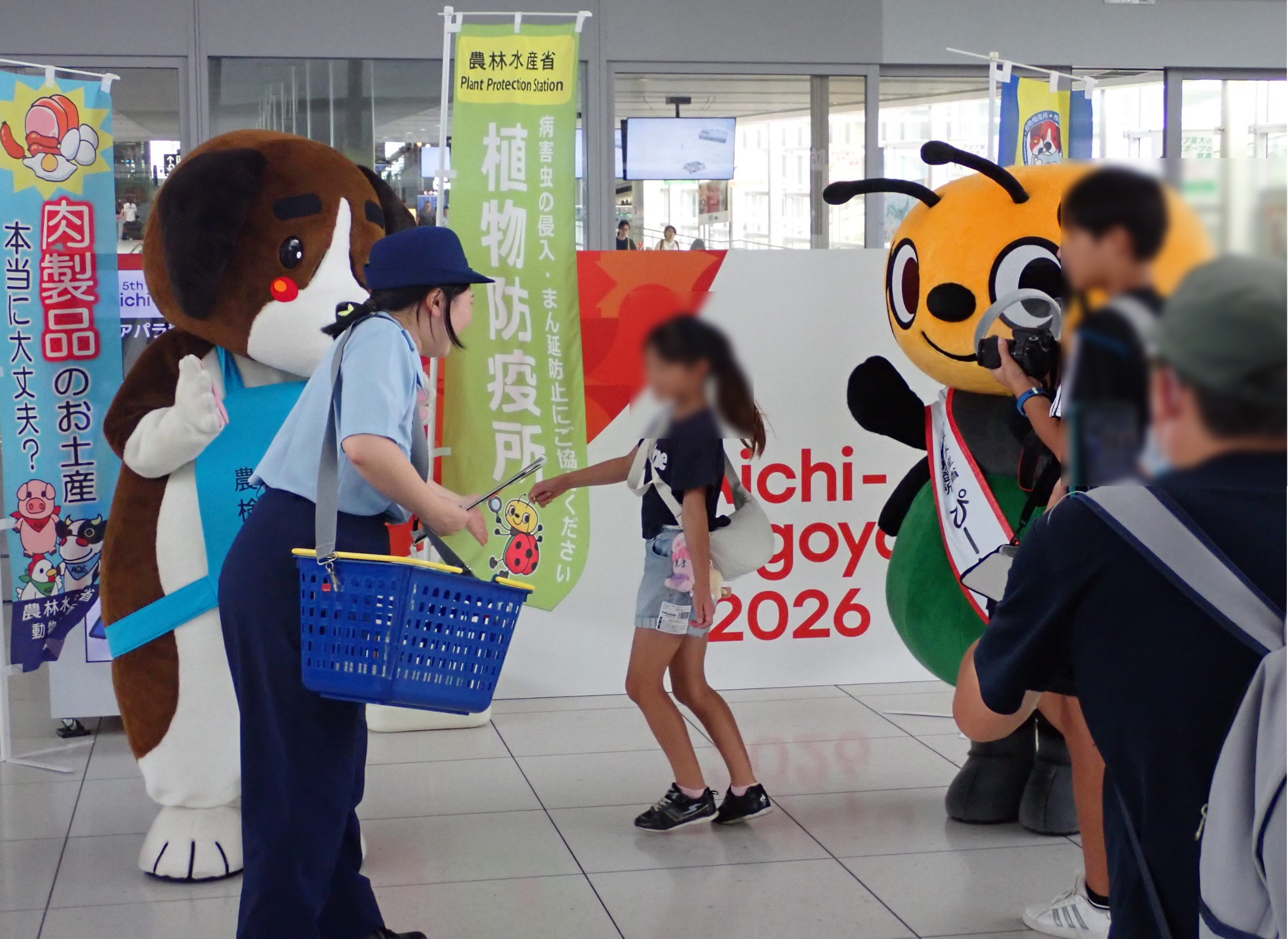 セントレア広報キャンペーンにてティッシュを配る職員とクンくん