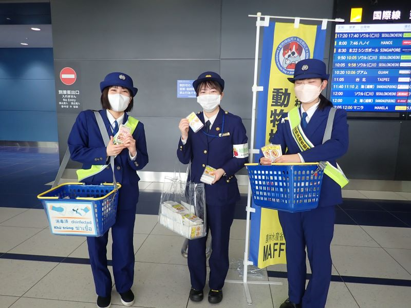 中部国際空港で広報ティッシュを配布しました
