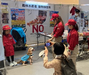 ハンドラーの服で探知犬と写真撮影