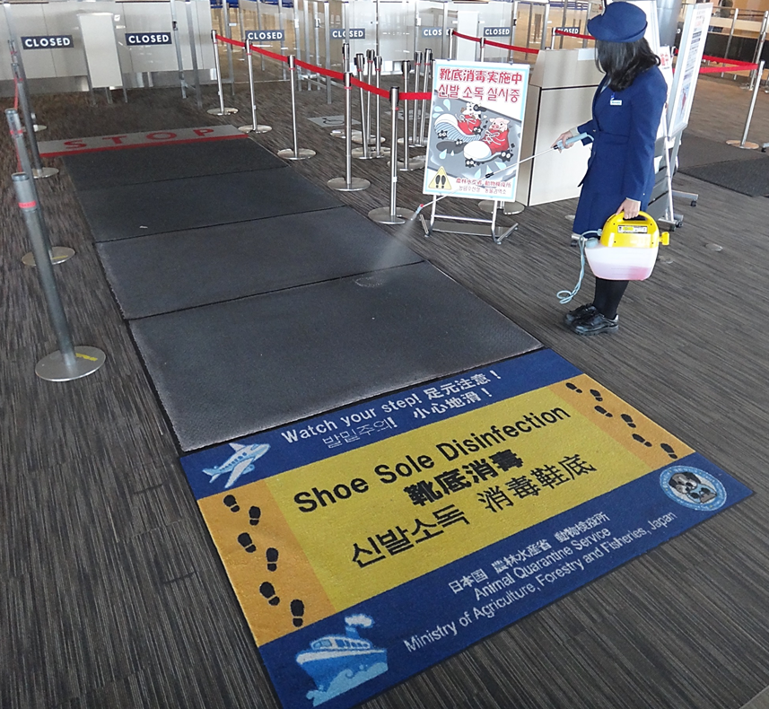 靴底消毒用マットへの消毒薬の散布