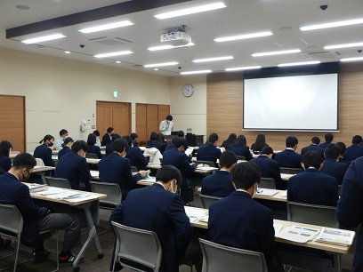 室内で講義を受けている生徒たち