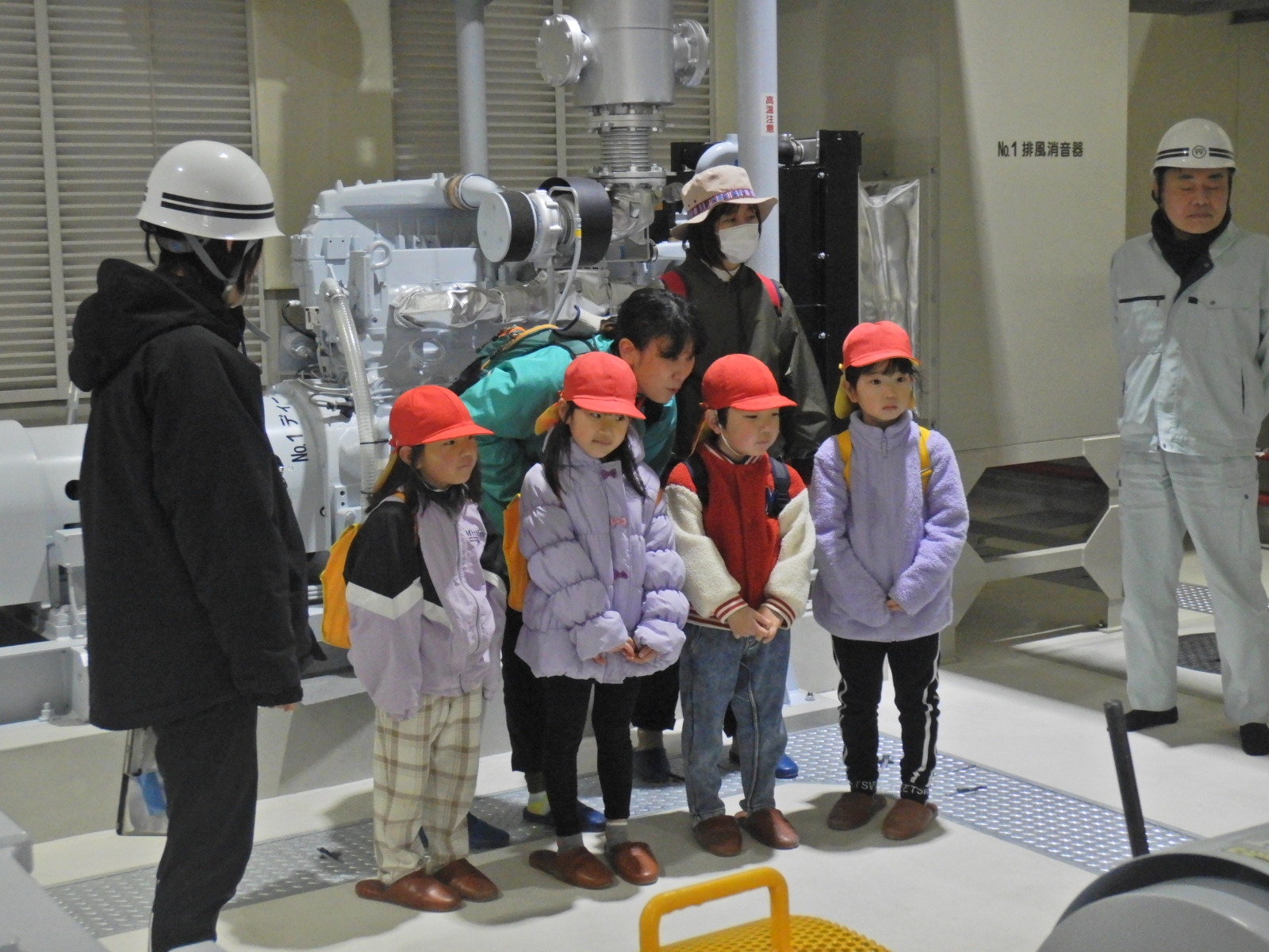 排水機場施設内見学中の園児の写真
