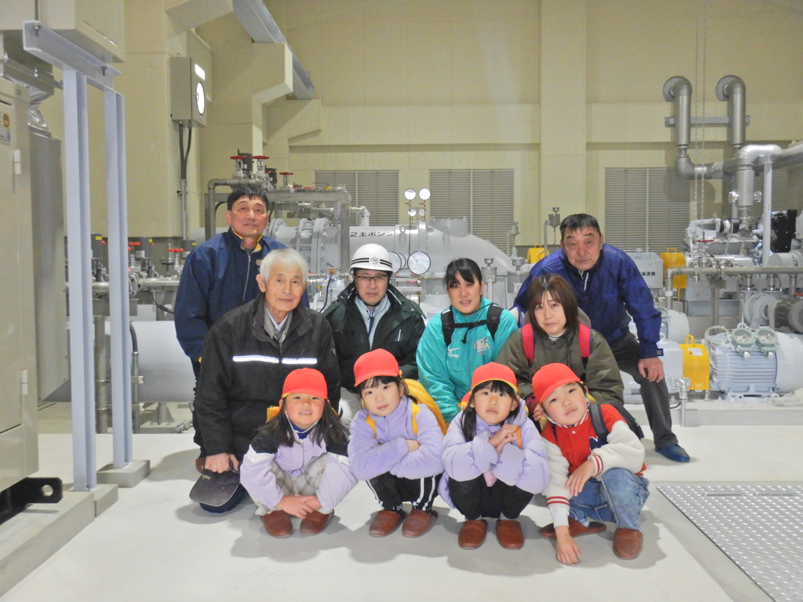 施設関係職員と園児の集合写真