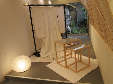 伊予生糸を用いた白無垢の展示