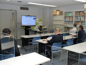 オンラインシンポジウムの参加する愛媛県拠点職員