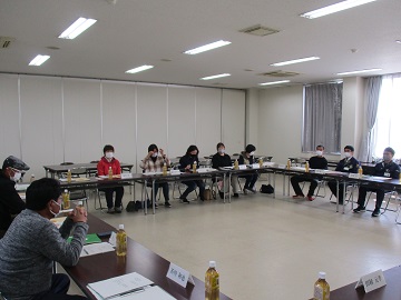 お互いに意見を出し合う参加者