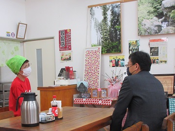 代表の辻本氏と意見交換をする坂井地方参事官