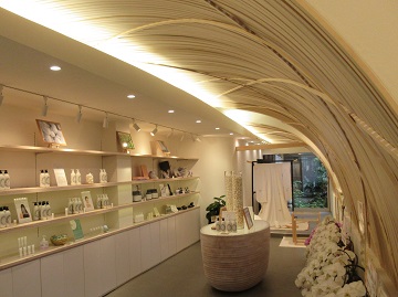 眉に包まれた空間を演出したショールーム