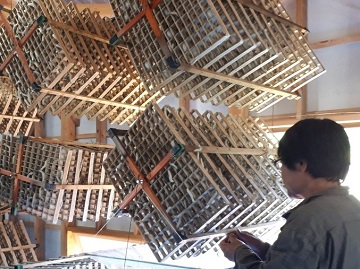 回転まぶしの作業をする様子