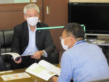 JR貨物関西支社長と意見を交わす坂井地方参事官