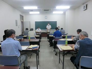 職員が調査員に説明している