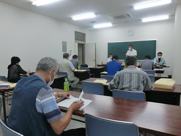 斜め後ろから調査員を撮影している