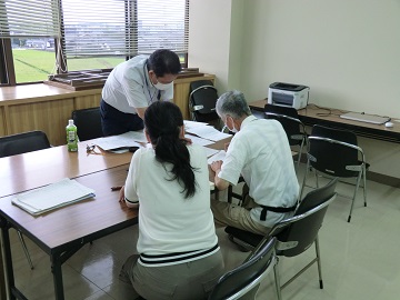 書類の作成指導の様子