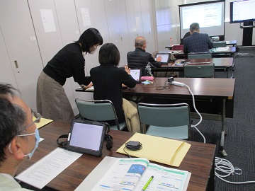 専門調査員が実際に操作を体験