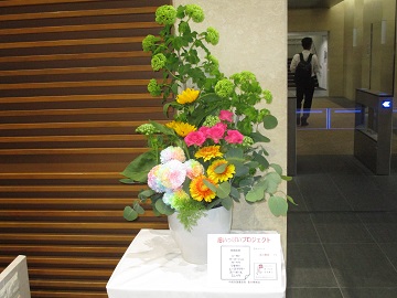 合同庁舎玄関ホール受付カウンターに置かれた花