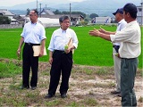 技術総括審議官が「さぬきの夢2009」の栽培農家等と意見交換