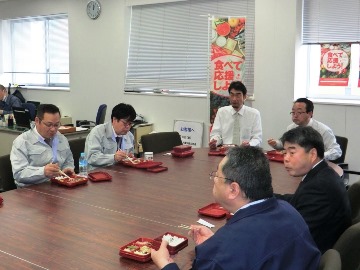 福島県産米のお弁当を食べる職員
