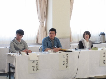 真剣なまなざしの農大生