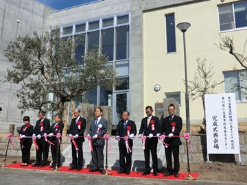 関係者によるテープカット