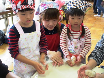 おにぎりを作る様子