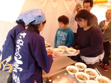 うどんを受け取る様子