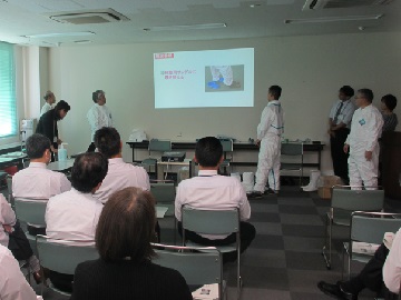 防護服の着脱訓練の様子