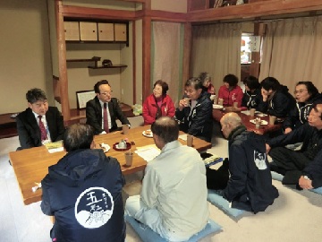 近くの古民家で意見交換