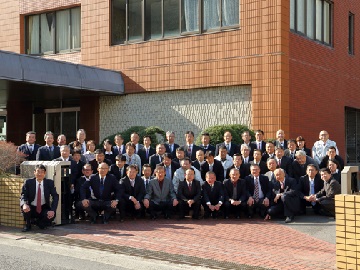 旧庁舎の前で記念撮影