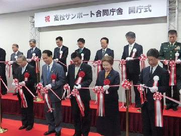 テープカットの様子