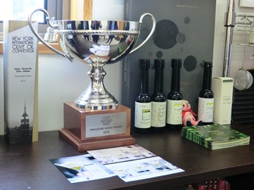 今回授与されたトロフィー