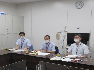 高松支店の業務運営を説明する担当者