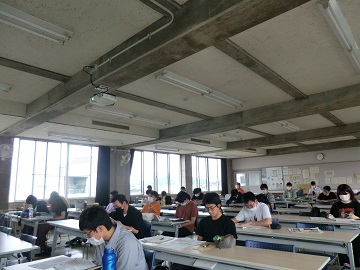 熱心に受講する学生