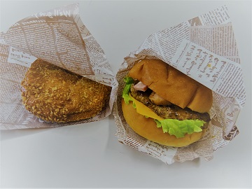 「シカ肉入りカレーパン」(左)と 「土佐オールスターバーガー」(右)