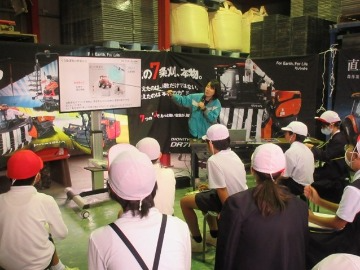 説明を聞く小学生