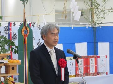祝辞を述べる杉山地方参事官