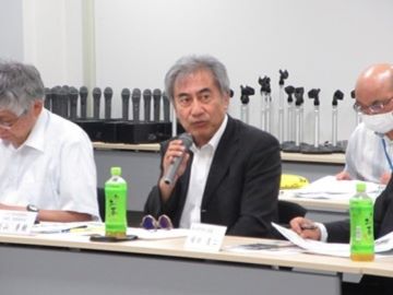 発言する杉山地方参事官