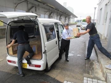 職員も積込み作業に協力
