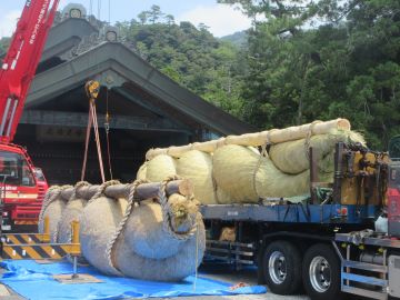古い大しめ縄とバトンタッチ