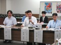 意見交換をする都築消費・安全部長