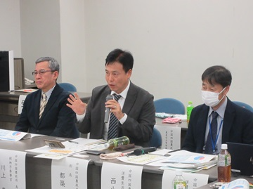 意見交換をする都築消費・安全部長