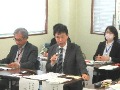 意見交換をする都築消費・安全部長