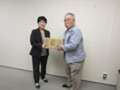 見上地方参事官（左）から団体代表へ
