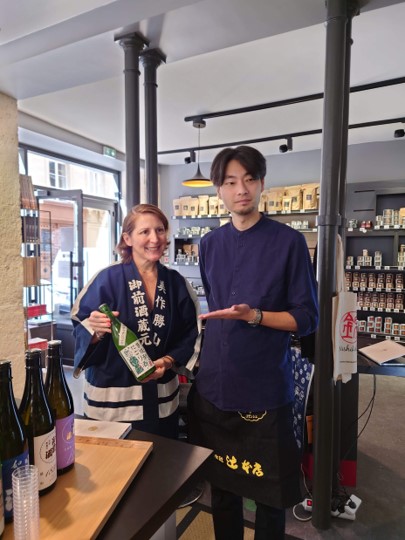 パリのブティックでの試飲販売会の様子