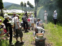 野外でお釜による炊飯