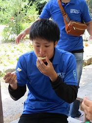 自分で作ったバターを試食