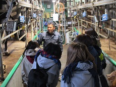 パーラーで搾乳についての説明